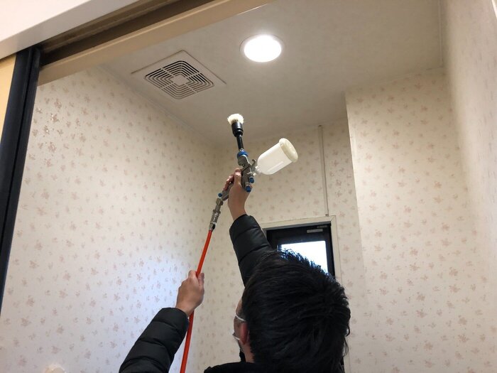 デイサービストイレ天井の光触媒コーティング